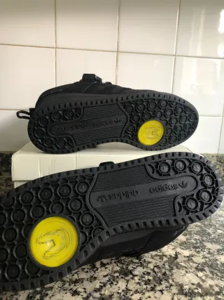 Adidas x Bad Bunny Negra Talla 42