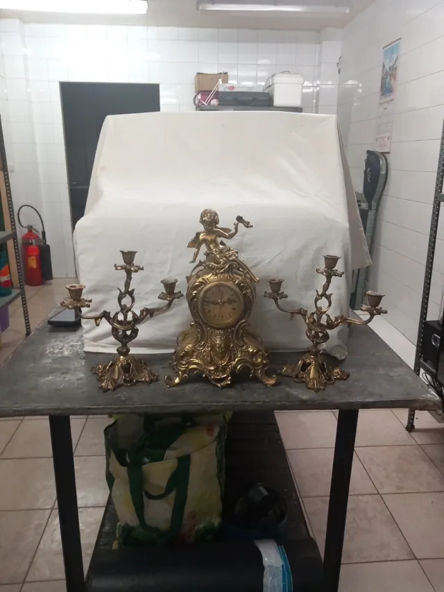 Reloj y candelabros de bronce