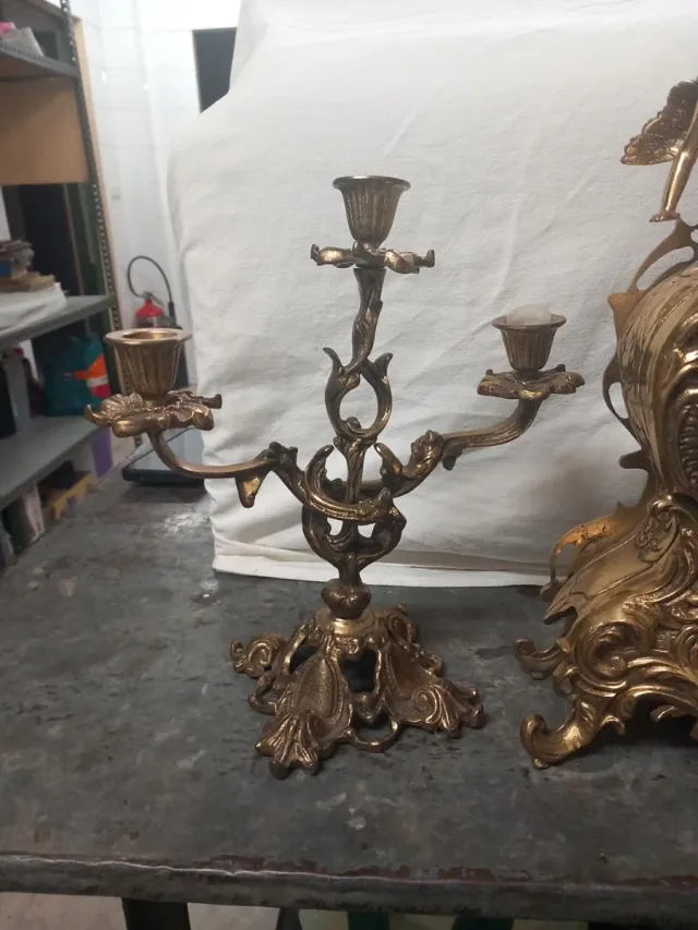 Reloj y candelabros de bronce