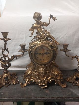 Reloj y candelabros de bronce