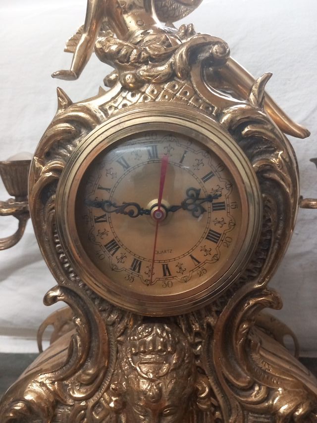 Reloj y candelabros de bronce