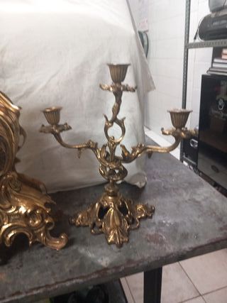 Reloj y candelabros de bronce