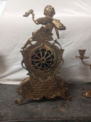 Reloj y candelabros de bronce