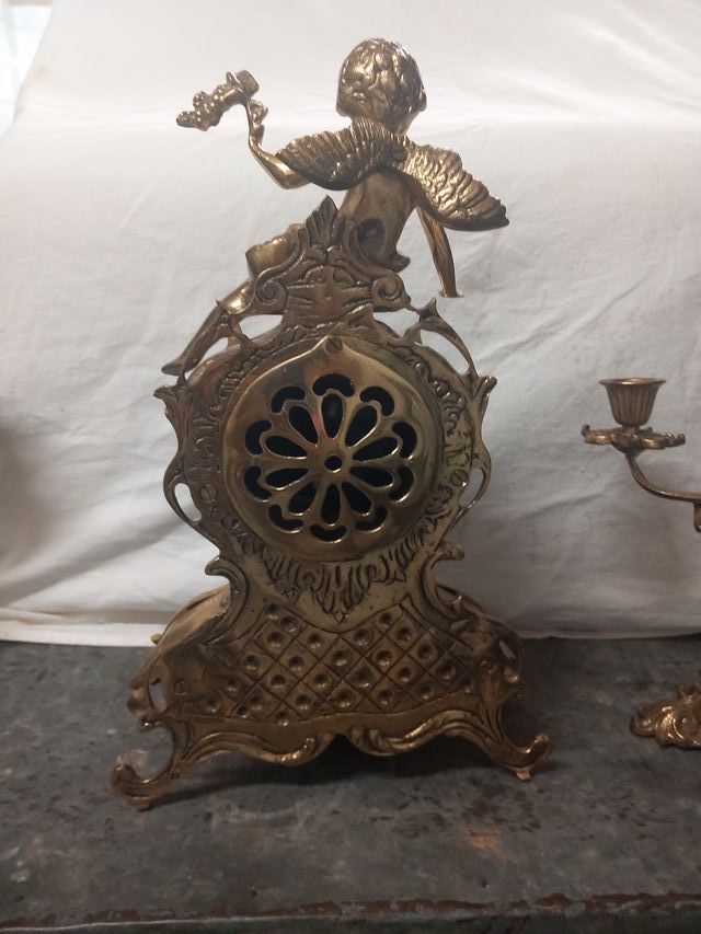 Reloj y candelabros de bronce