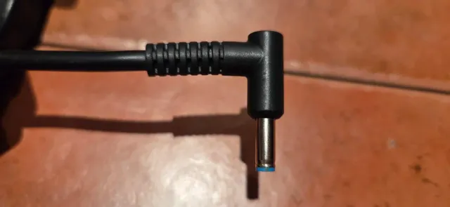 Caricatore per laptop HP e cavo di rete