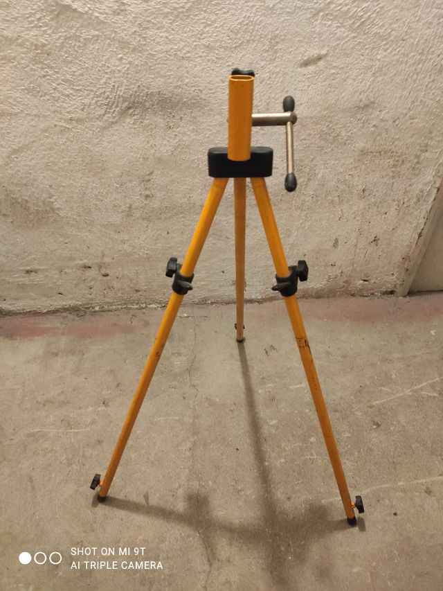 Trípode amarillo para nivel láser