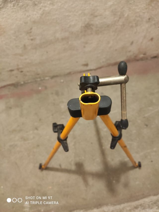 Trípode amarillo para nivel láser