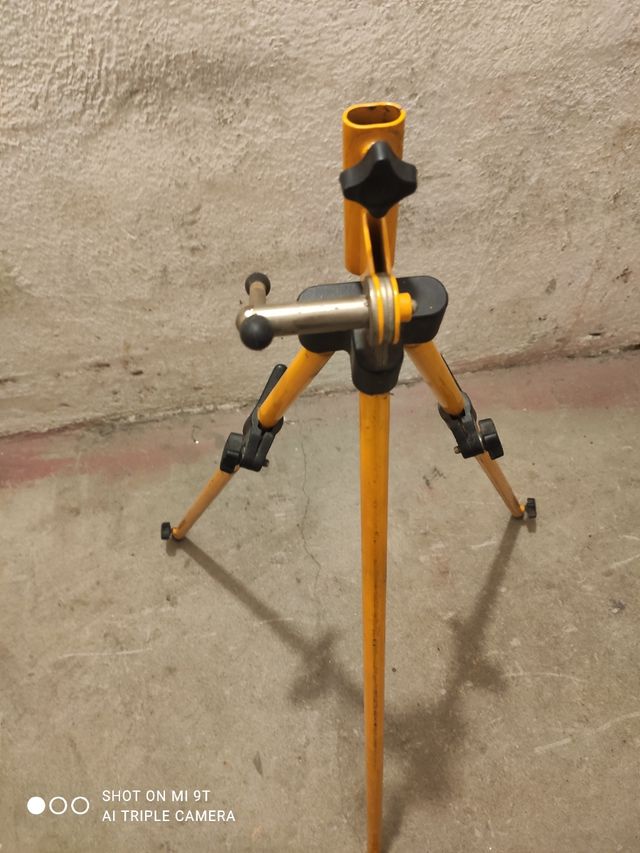 Trípode amarillo para nivel láser