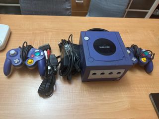 Nintendo GameCube + 2 controller viola