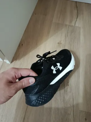 Tenis deportivos Under Armour Talla 40.