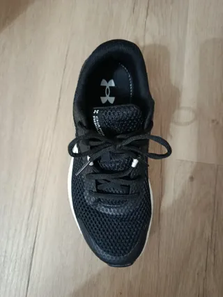 Tenis deportivos Under Armour Talla 40.