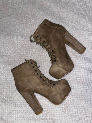 Botines de tacón con cordones