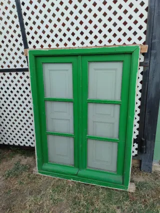 Ventana antigua de madera verde