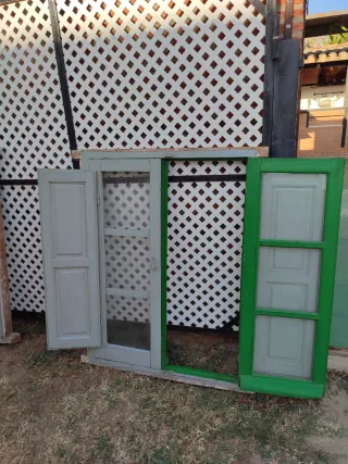 Ventana antigua de madera verde