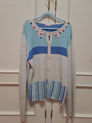 Rebeca azul y blanca con pompones