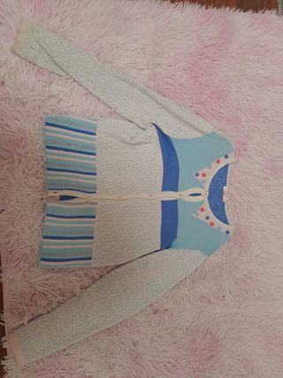 Rebeca azul y blanca con pompones