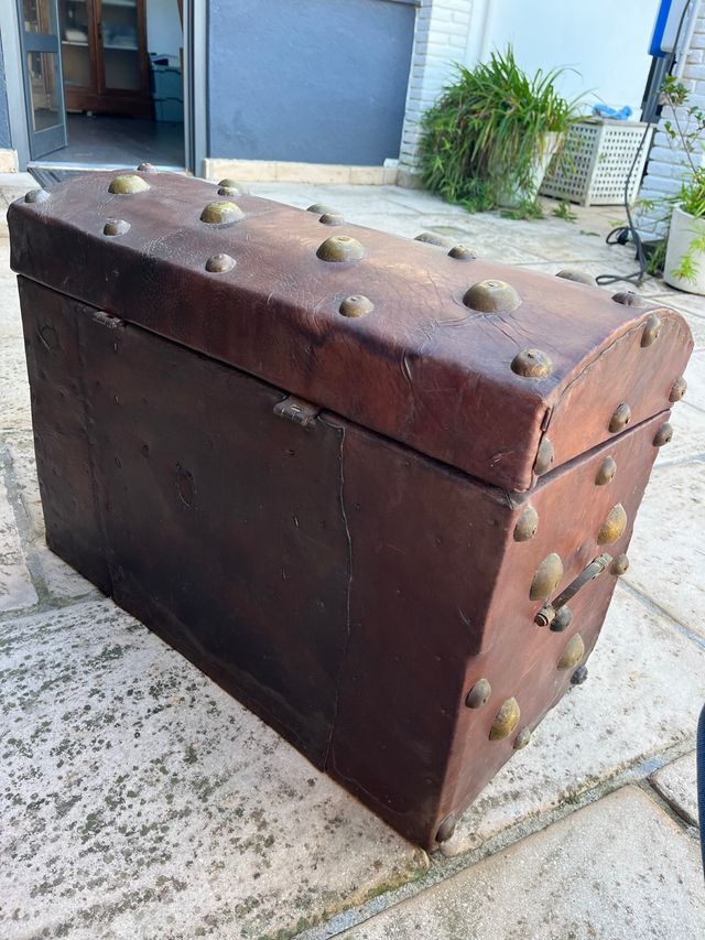 Baúl de piel tunecino con tachuelas