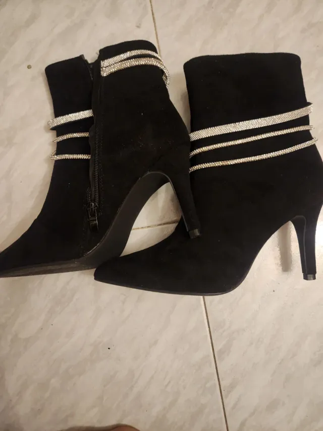 Botas tacón fino con pedrería