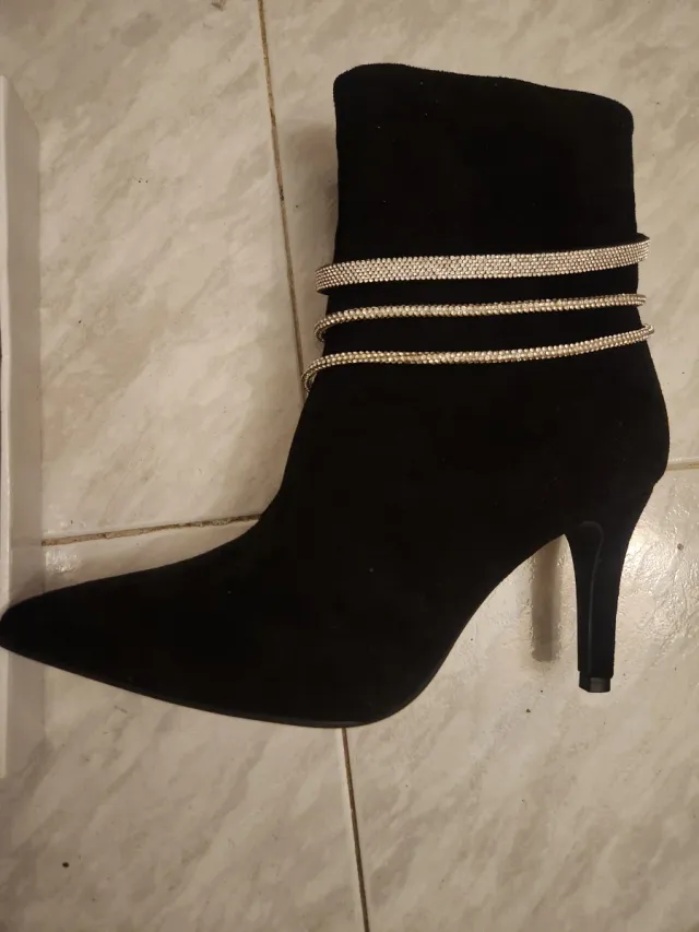 Botas tacón fino con pedrería