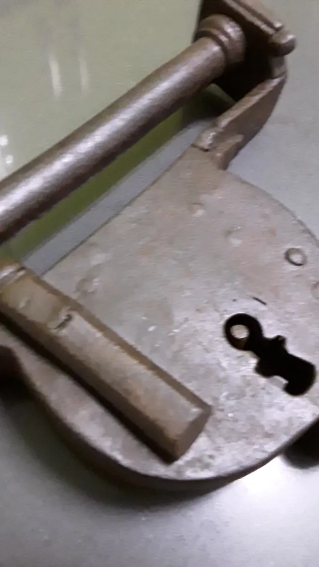 Antiguo candado de hierro siglo XIX