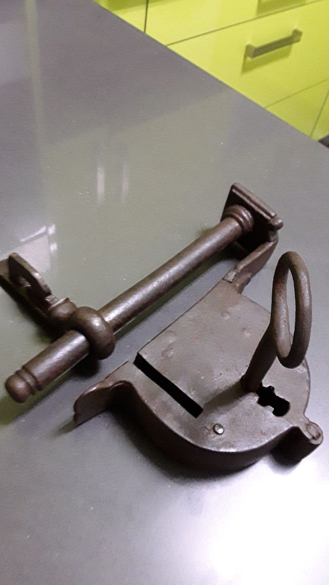 Antiguo candado de hierro siglo XIX
