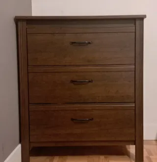 Cómoda de madera marrón