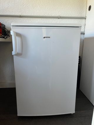 Nevera Smeg pequeña blanca