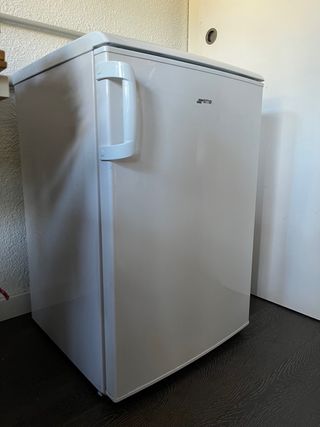 Nevera Smeg pequeña blanca