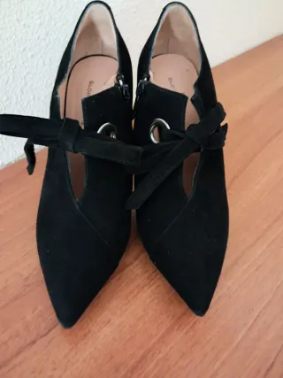 Zapato botín ante negro.
