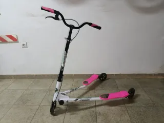 Patinete 3 ruedas rosa y blanco con freno.