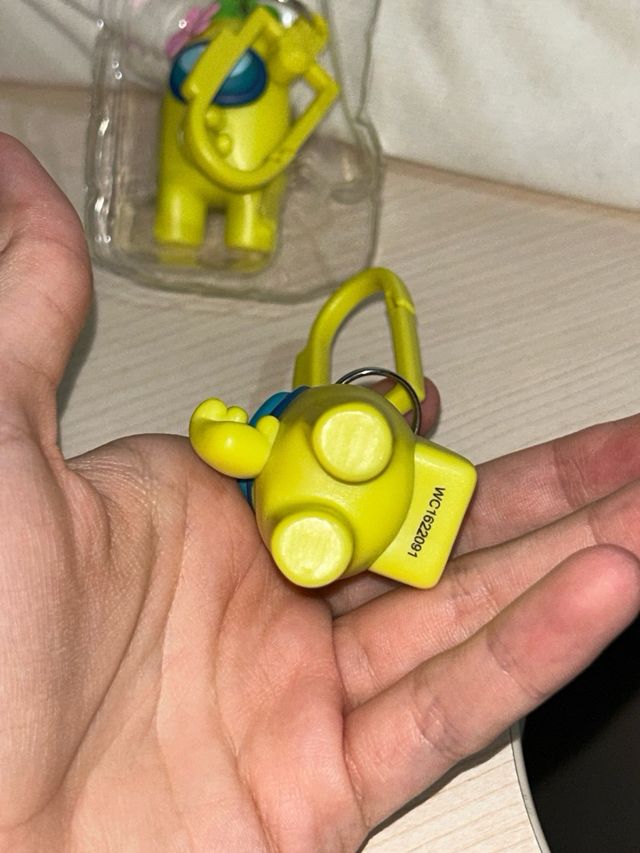 Llavero Among Us Amarillo Flor Backpack Hangers