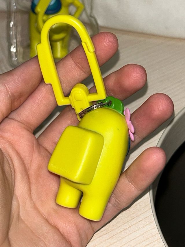 Llavero Among Us Amarillo Flor Backpack Hangers