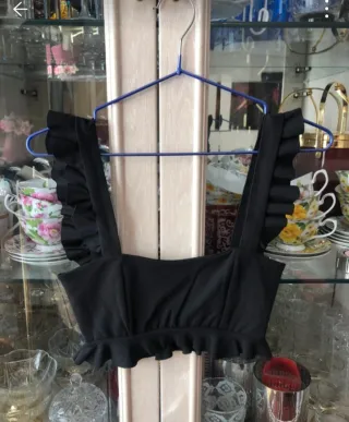Top crop Zara negro volantes