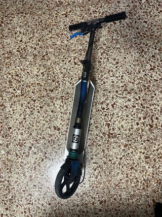 Patinete plegable azul y plateado