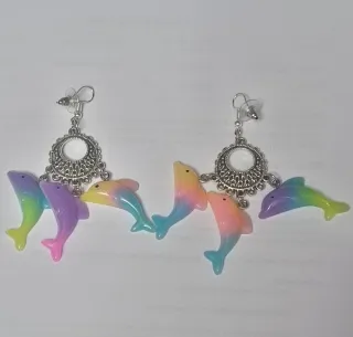 Pendientes de delfín multicolor