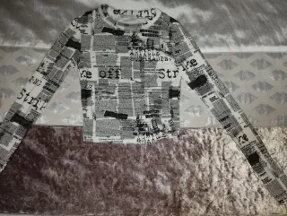 Camiseta manga larga estampado periódico