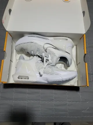 Zapatillas Nike LeBron Witness VI Blancas