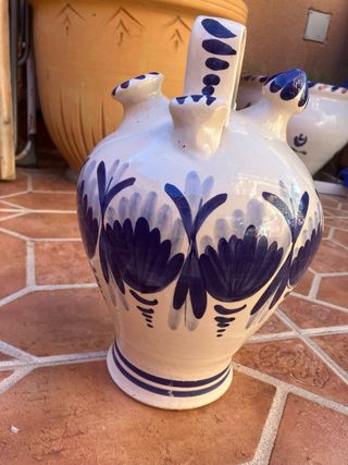 Botijo de cerámica decorativo azul y blanco