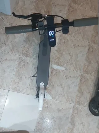 Patinete Eléctrico Negro y Blanco
