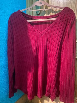 Camiseta burdeos escote V