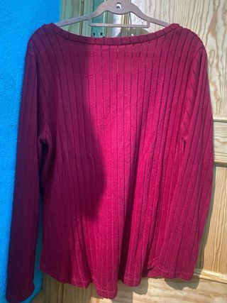 Camiseta burdeos escote V