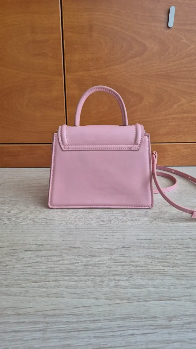 Bolso mini Zara rosa con cadena dorada