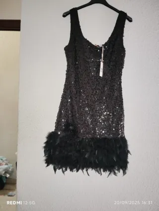 Vestido negro lentejuelas y plumas
