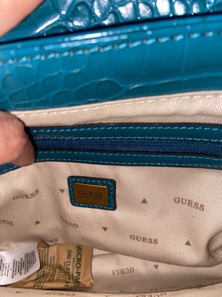Bolso Guess efecto piel cocodrilo dorado