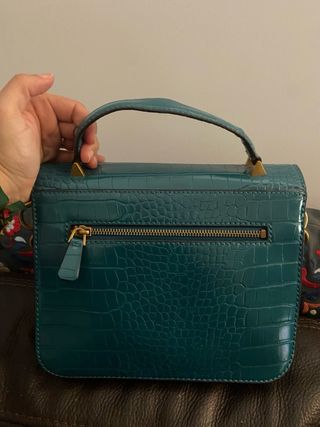 Bolso Guess efecto piel cocodrilo dorado