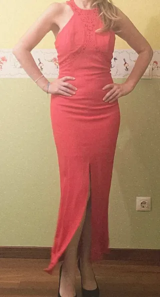 Vestido fiesta coral largo con abertura central