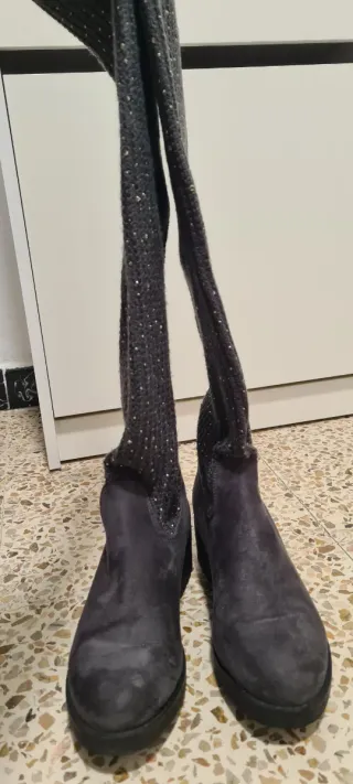 Botas grises de ante con pedrería