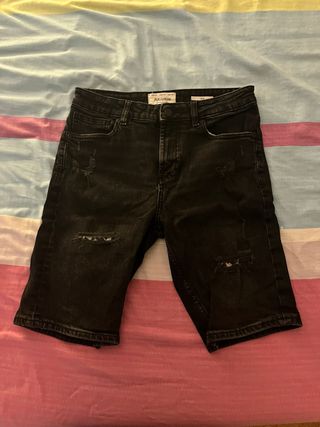 Pantalón corto Pull&Bear negro desgastado
