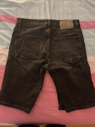 Pantalón corto Pull&Bear negro desgastado