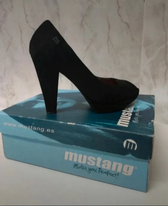 Zapatos de tacón Mustang negros
